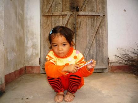 Chị Nguyễn Thị Lụa nhận quà bạn đọc - 1